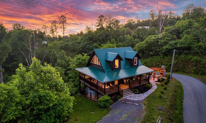 Gatlinburg - Pigeon Forge Cabin | Private Hot Tub, Outdoor Fireplace, High Speed Wifi, 9.7 miles to Dollywood