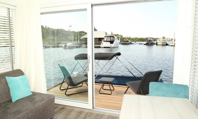 Heugum Boat Rental | Private island: enjoy the atmosphere on the water and historic Maastricht