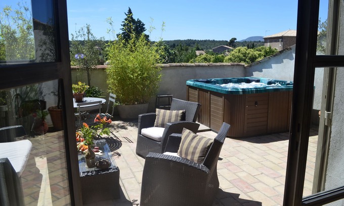Castelnau-d'Aude Cottage | Private Jacuzzi in Minervois, beautiful cottage of character, charm, relaxation, terroir