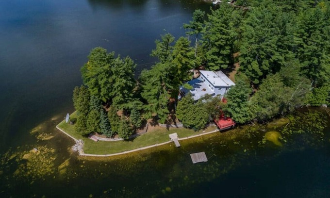 Tudor and Cashel Cottage | Private Peninsula - Modern yet Cozy 5-Bedroom Renovated Cottage