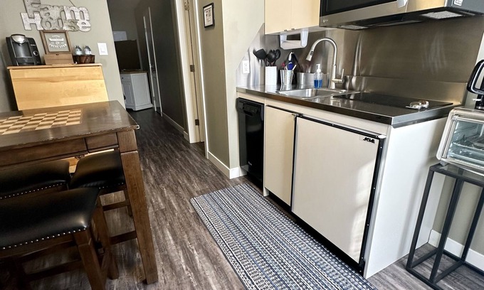 South Lethbridge Apartment | Private/Pet-friendly Farmhouse Themed Suite with Kitchenette!