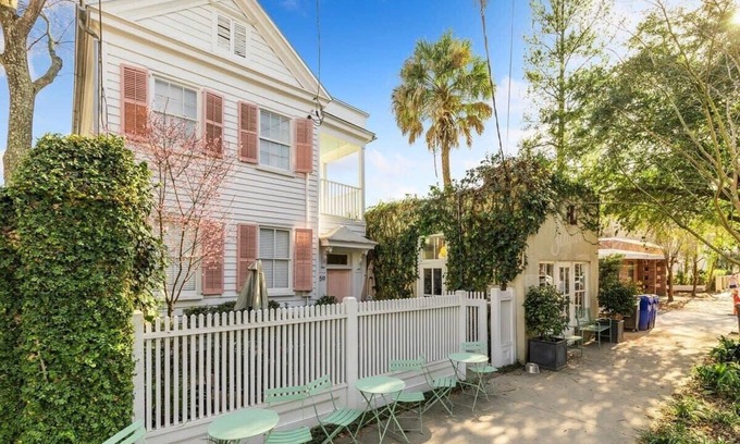 Cannonborough Elliotborough House | Private Pool & Historic Home - ‘Sugarsweet House’