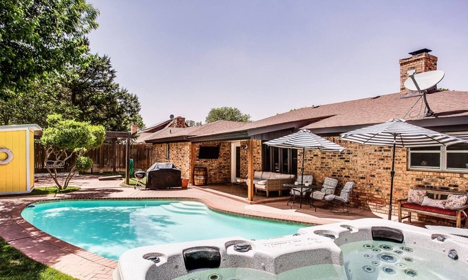 Lubbock House | Private pool/spa hidden Oasis getaway with 2 car garage parking in South Lubbock
