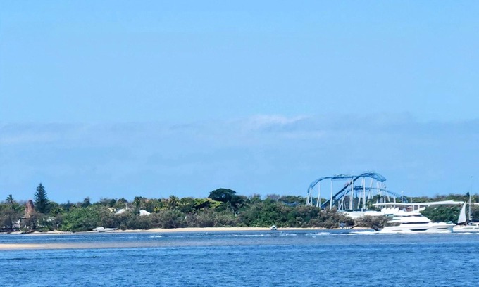 Southport Apartment | PRIVATE RESORT: OPPOSITE the BROADWATER -GYM-POOL-SPA-BOATING-FISHING-SURFING