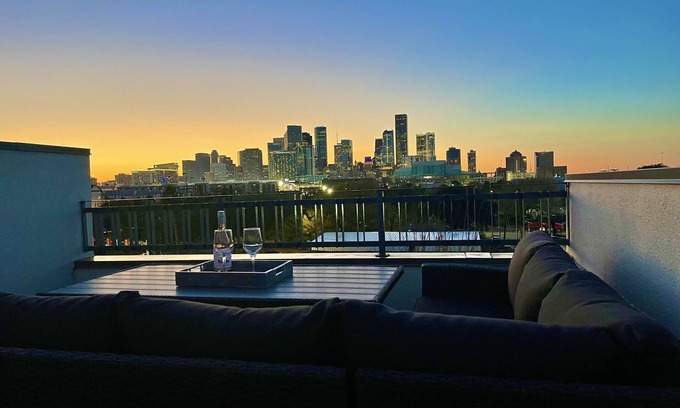 South Central Houston House | Private Rooftop - Amazing Skyline Views - Minute Maid Spacious - 3 Bd, 3.5 Ba