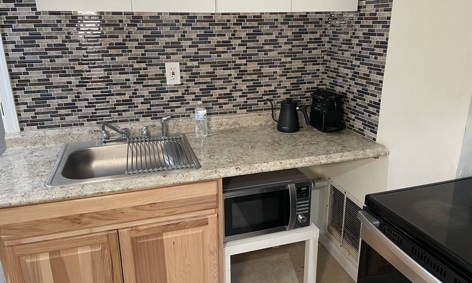 West Side Apartment | Private Room, central to NYC and Newark Airport