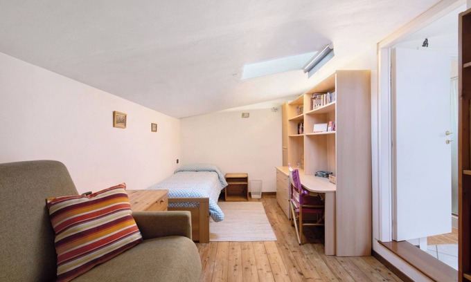 Cantu Apartment | Private room ‘Raffa-Ele’ with Wi-Fi and air conditioning