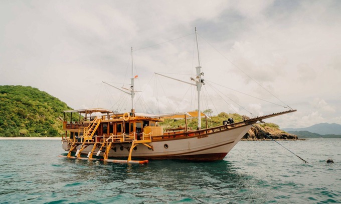 Labuan Bajo Boat Rental | Private Sailling Komodo Cruise Overnight Charter