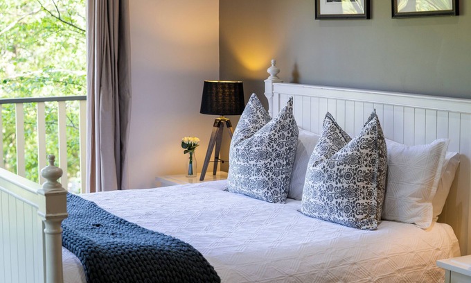 Emerald Bed & Breakfast | Private Suite, Spa, Double shower, log fire, rural views & farm animals