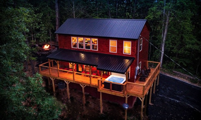 Gatlinburg - Pigeon Forge Cabin | Private, Top Location, VIEWS: Quiet Mountain Top Cabin!