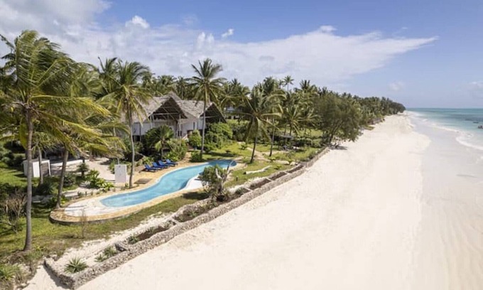 Pingwe Villa | Private Villa with outdoor swimming pool in front of large beach