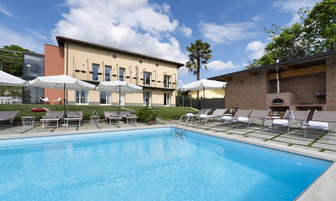 Monteu Roero Villa | Private Villa with private pool, WIFI, A/C, TV, patio, pets allowed, panoramic view, close to Alba