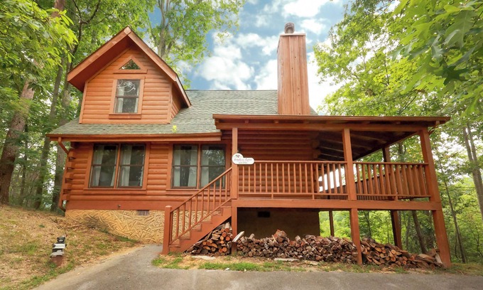 Gatlinburg - Pigeon Forge Cabin | Private w/Mountain Views! FREE Pool Access, Fishing, Putt Putt, Golf, etc.