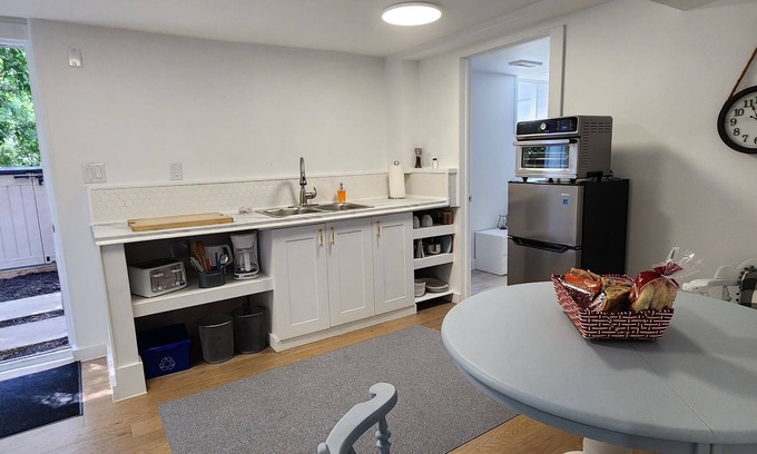 Selwyn Apartment | PRIVATE WALK-OUT MINUTES FROM TRENT UNIVERSITY