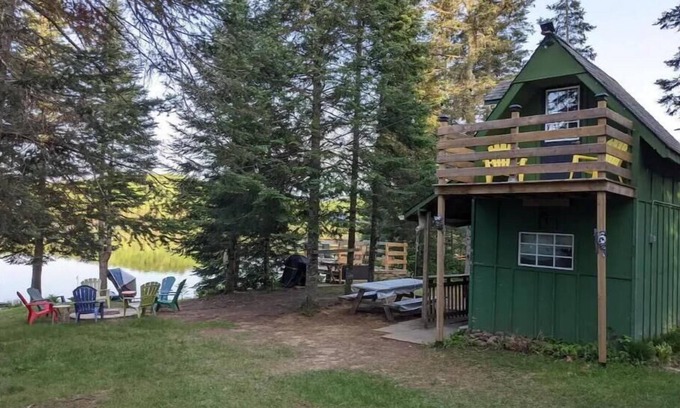 Kearney Cabin | Private waterfront bunkie cabin + RV trailer