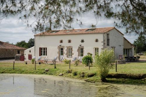 Saint-Pierre-des-Echaubrognes House | Proche Puy duFou - Les Buardieres