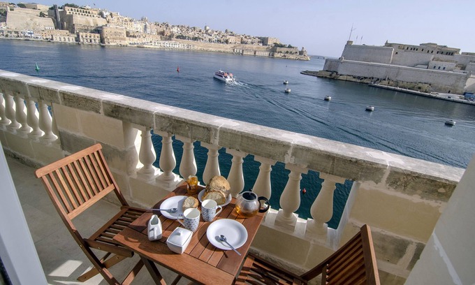 Senglea Apartment | Probably the best view In Malta