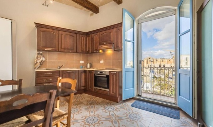 Cospicua House | Promenade home of character by Valletta ferry terminal. Local captivating tours