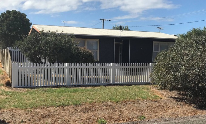 Portarlington House | Property By The Beach.minutes from town