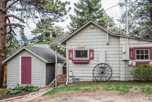 Estes Park House | Prospect Cabin, Cozy 1-bedroom cabin with kitchen Dogs OK