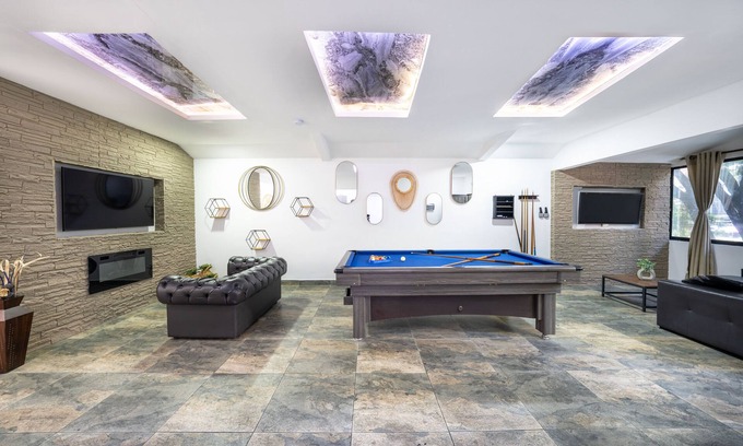 Las Lomas I Apartment | Provenza Apartment 5-bedroom apartment with Jacuzzi!, AC in all bedrooms