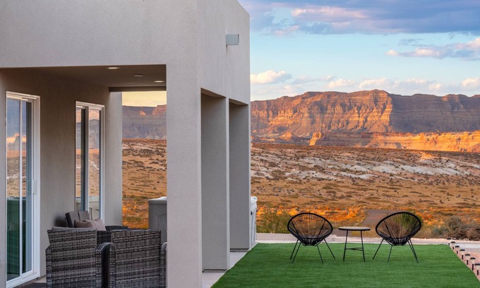 Greenehaven House | Pueblo en Powell - Hot Tub, Game Room, Lake Views