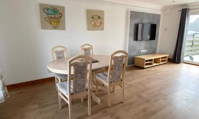 Dunfermline Apartment | Pure Home Oakley Central with Parking By Three Bridges Apartments