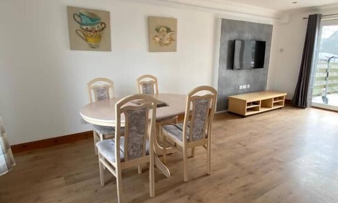 Dunfermline Apartment | Pure Home Oakley Central with Parking By Three Bridges Apartments
