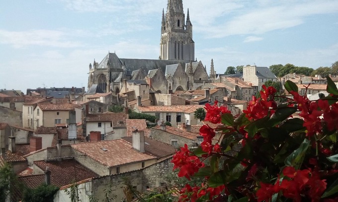 Saint-Pierre-du-Chemin Cottage | Puy Du Fou, 35 minutes. Short walk to bakery, bar and restaurant.