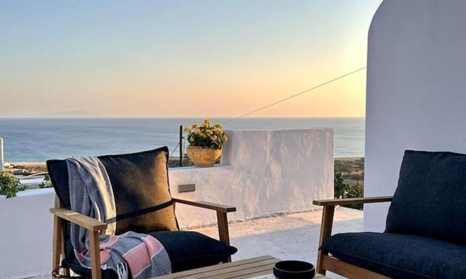 Naxos House | Pytilia