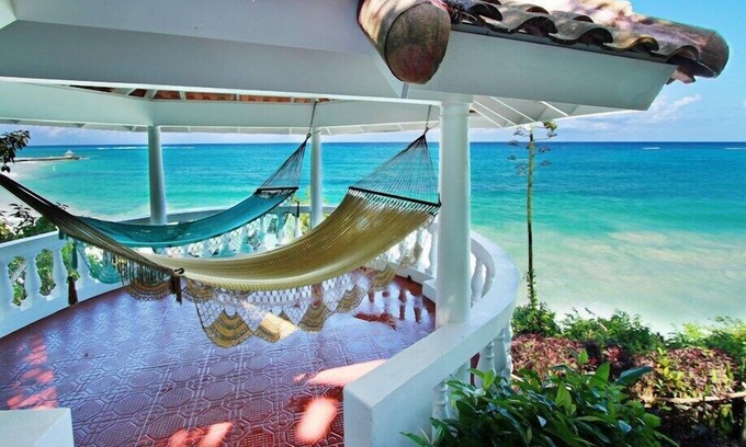Silver Sands Villa | Quadrille 4-Waterfront!pool! beach! spoilt!
