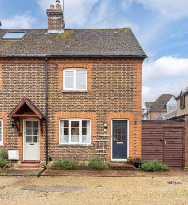 Dorking House | Quaint 3 bed Cottage in central Dorking with parking