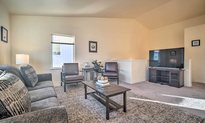 University Area House | Quaint Anchorage Townhome - 6 Miles to Downtown!