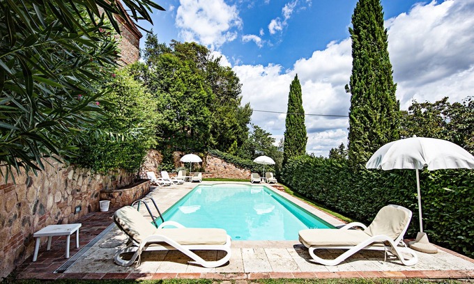 Sinalunga Apartment | Quaint and beautiful apartment with garden, pool and parking.