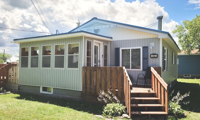 The Bluff Cottage | Quaint beach cottage only 6 minute walk to famous Parlee Beach