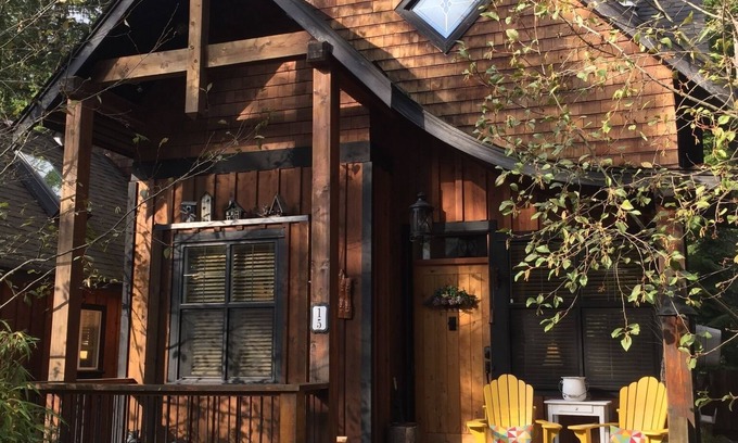 Shawnigan Lake Cabin | Quaint Cottage backing on to river, close to Shawnigan lake. (Sleeps 6)