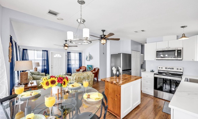 Iona House | Quaint Cottage! Peaceful 2 Bedroom, 1 Bath home with AC in Fort Myers