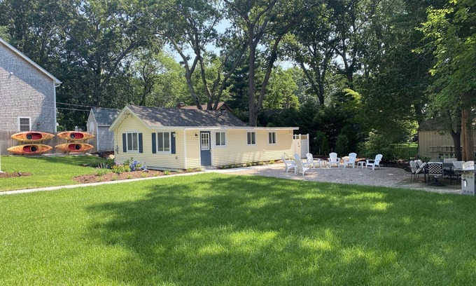 North Kingstown House | Quaint cottage one block from water