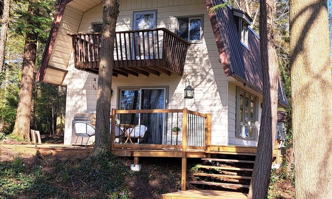 Point Clark Cottage | Quaint cottage, walking distance to beach.