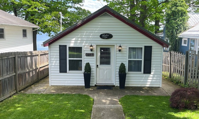 Dresden House | Quaint, cozy Blackbird Cottage on Seneca Lake with private lakefront