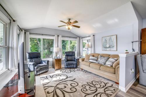 Onondaga House | Quaint Olivet Cabin with Patio on Duck Lake!
