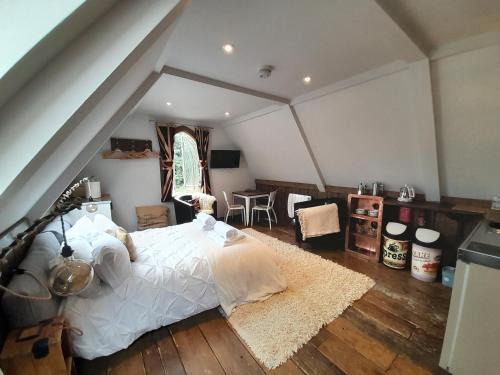 Thames Ditton House | Quaint Studio Loft Room nr Hampton Court