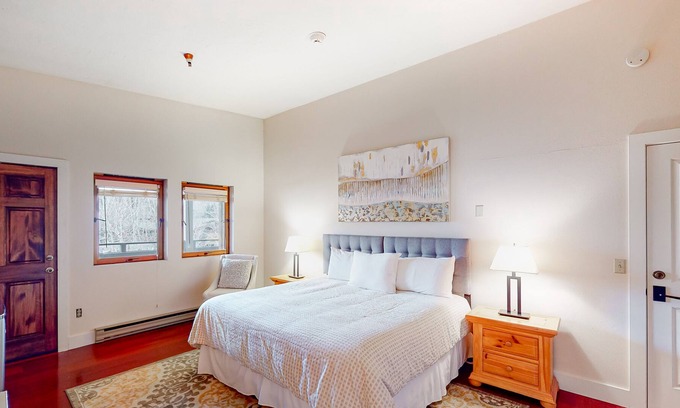 Ketchum Apartment | Quaint Studio w/WiFi, Shared Pool &Hot Tub, Balcony - Walk to Slopes & Downtown!