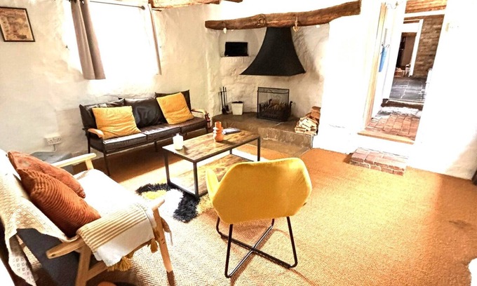 Cuddesdon Cottage | Quaint, tranquil village cottage set back from road in Long Crendon near Thame