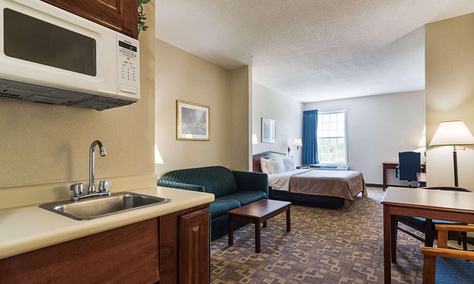 Central Bridge Hotel | Quality Inn and Suites Schoharie Near Howe Caverns