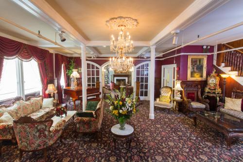 Lower Pacific Heights Hotel | Queen Anne