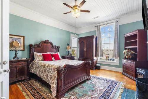Anderson House | Queen Bed Retreat, Walk to Dining and Main St