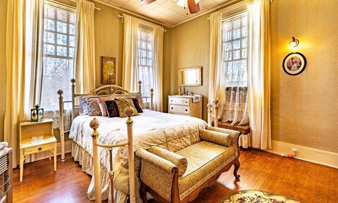 Gainesville Bed & Breakfast | Queen Size Suite with a shared Hallway Bath