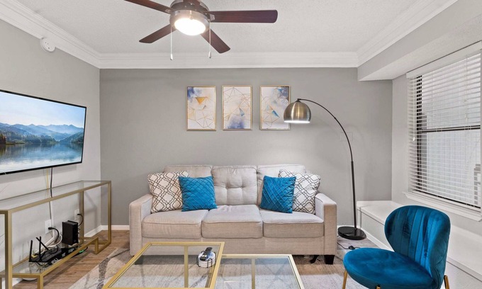 Brentwood Apartment | Quiet 1BR suite w/fast WiFi + king bed + pool