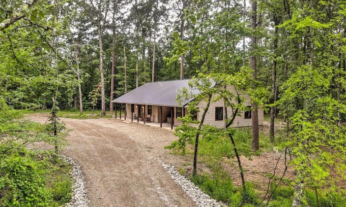 Broken Bow House | Quiet and Peaceful Hochatown Cabin with Hot Tub!